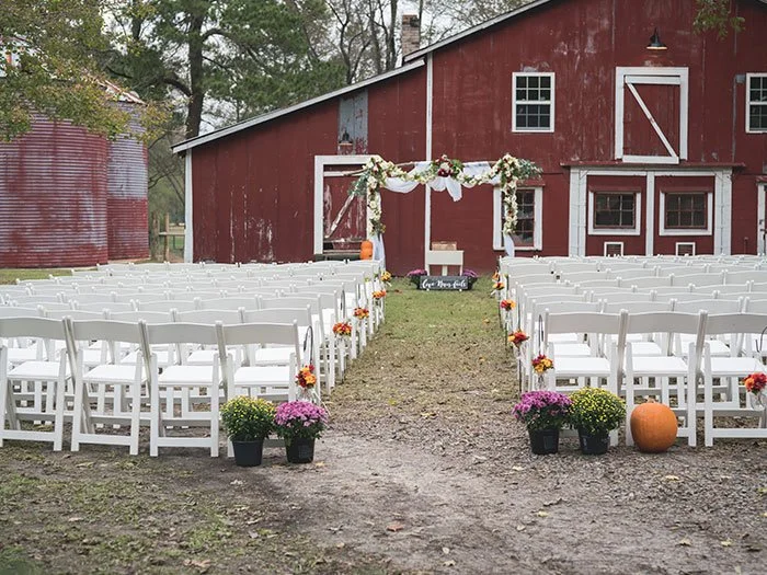 Fall Barn Wedding Colour Palettes: From Florals to Linen Pairings