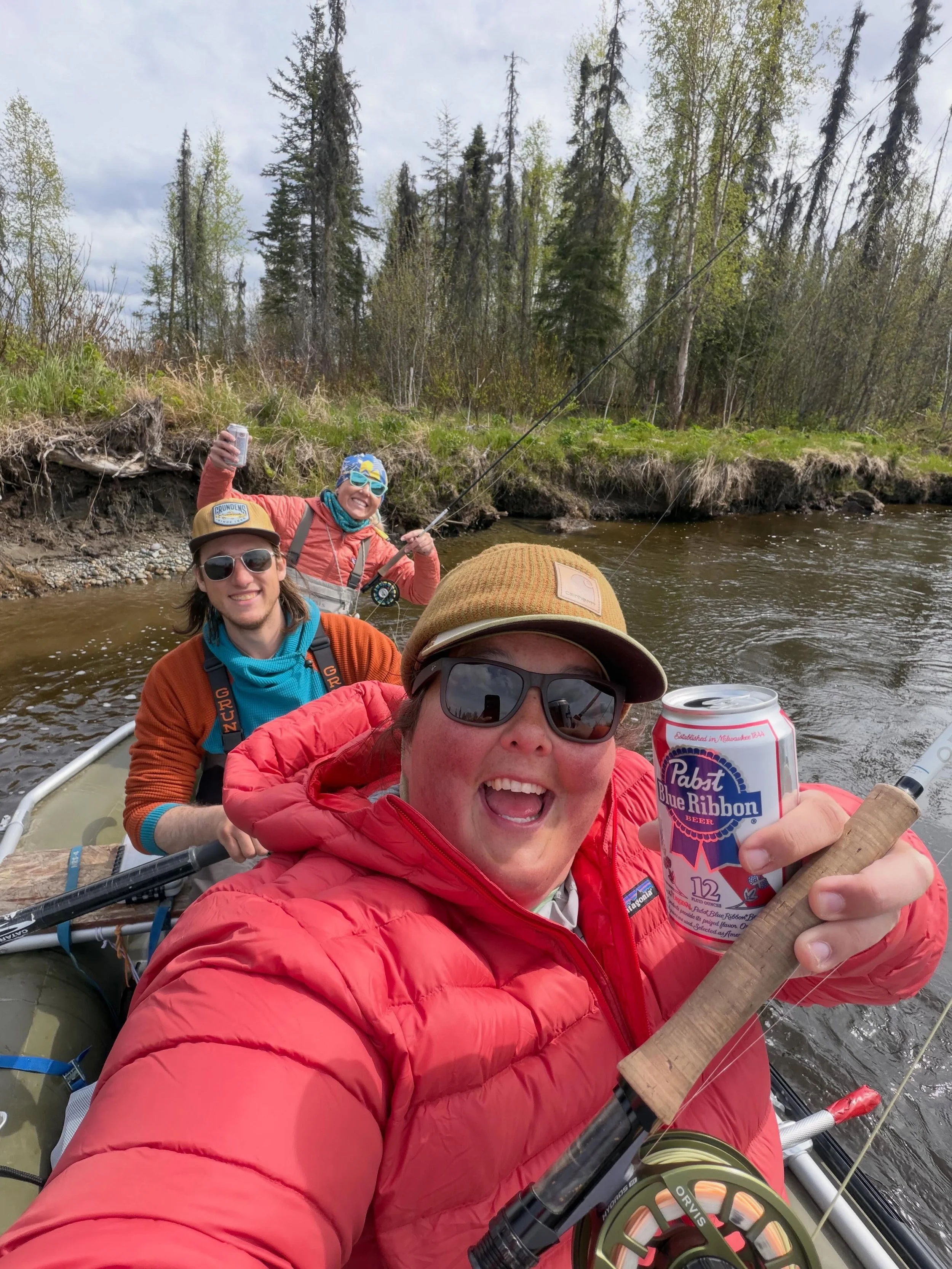 Sunshine and smiles! We are so lucky with where we fish and who we fish with! Stephen @stephentheguide gettin 2 awesome sisters on the water, thank you @ccusack and @fattyonthefly for fishin with us!

#flyfishing #defendthewestsu #wildsalmon #tugisth