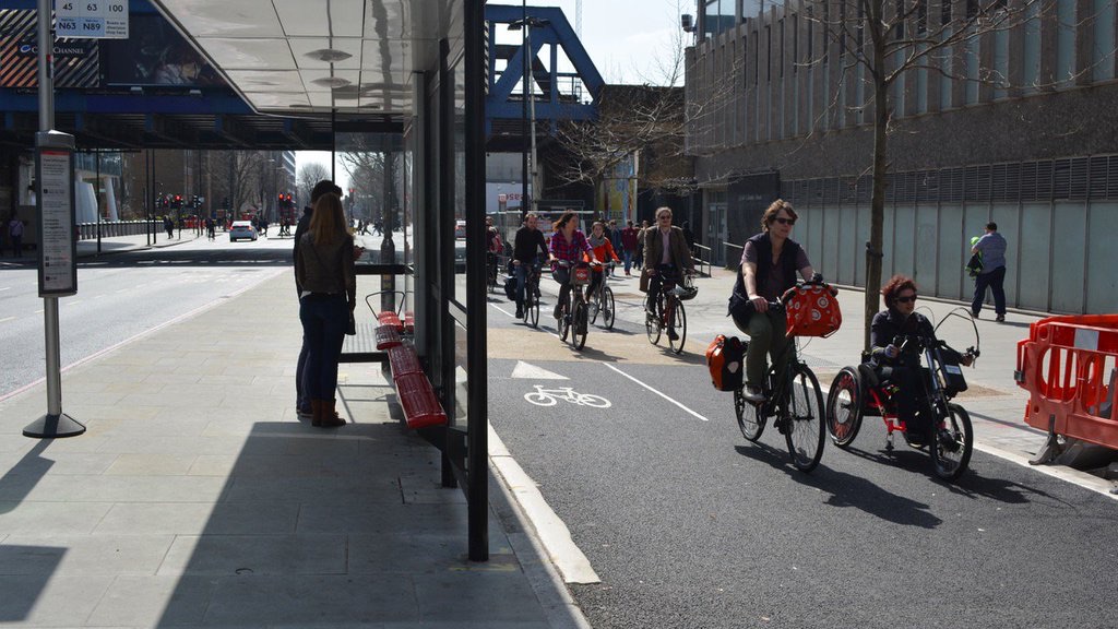 Safe and separated bike lanes in London, with a "floating" bus stop. So safe that @IsabelleClement of Wheels for Wellbeing feels safe on her handcycle. 