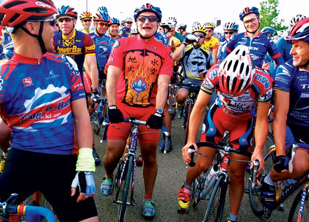 Look at everyone surrounding him; all smiling. But look too at his legs compared to the other riders! Ectomorphs Unite !
