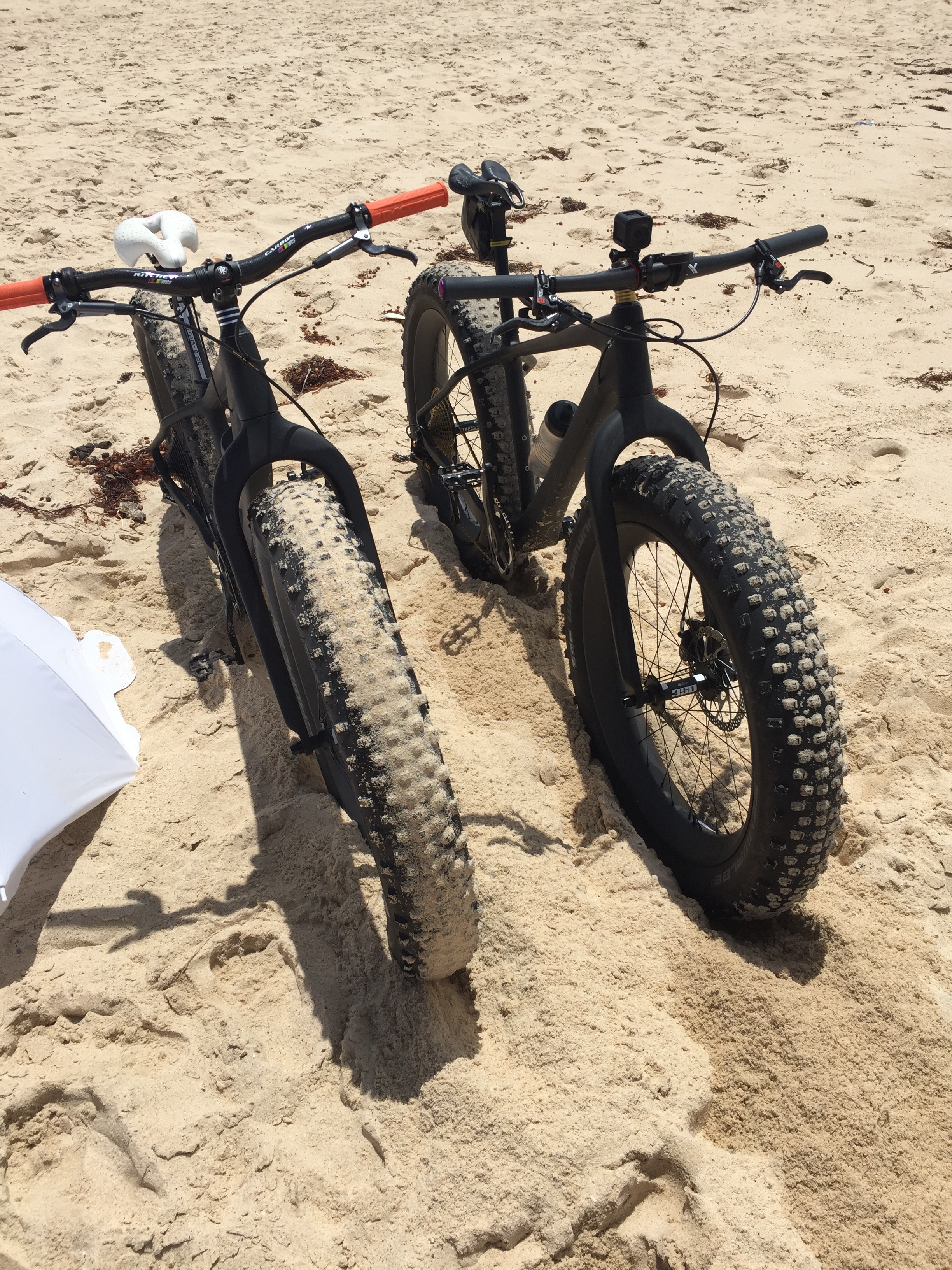 Scoop your own bike stand in the sand ! And yes, that white saddle is the anti-hero of a forthcoming blog-post on sit-bones.