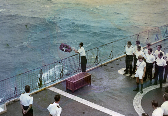 JUPITER_POW_Wreath_laying_in_Java_Sea_001_slider_big.jpg