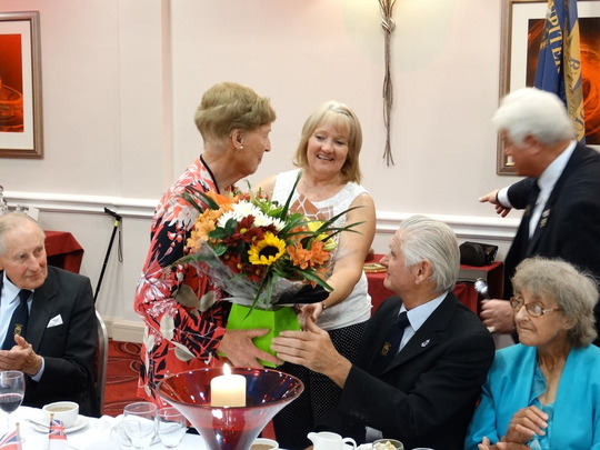 Presentation of flowers.