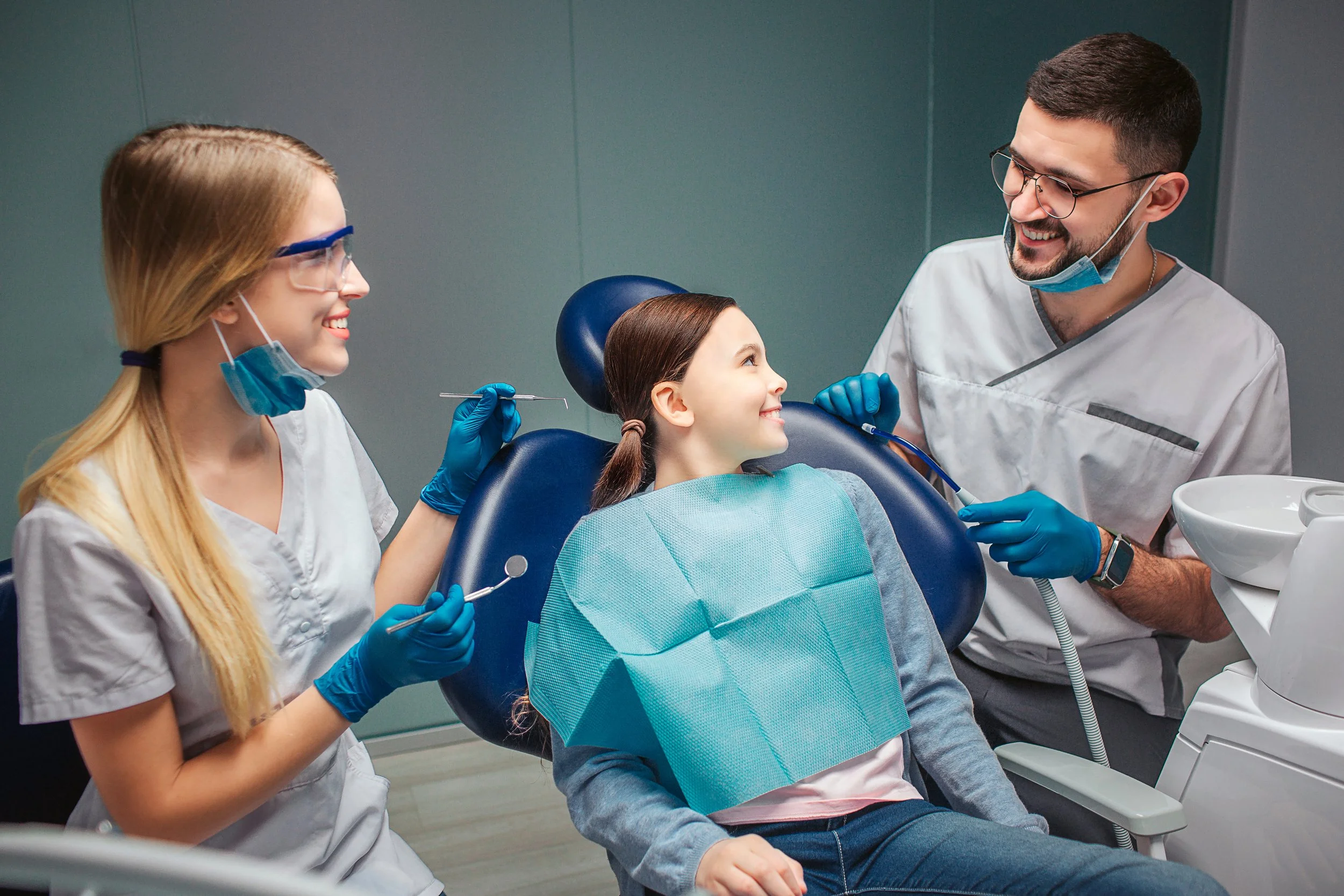 Benefits of Family Dentistry Services for Maintaining Strong Teeth and Gums