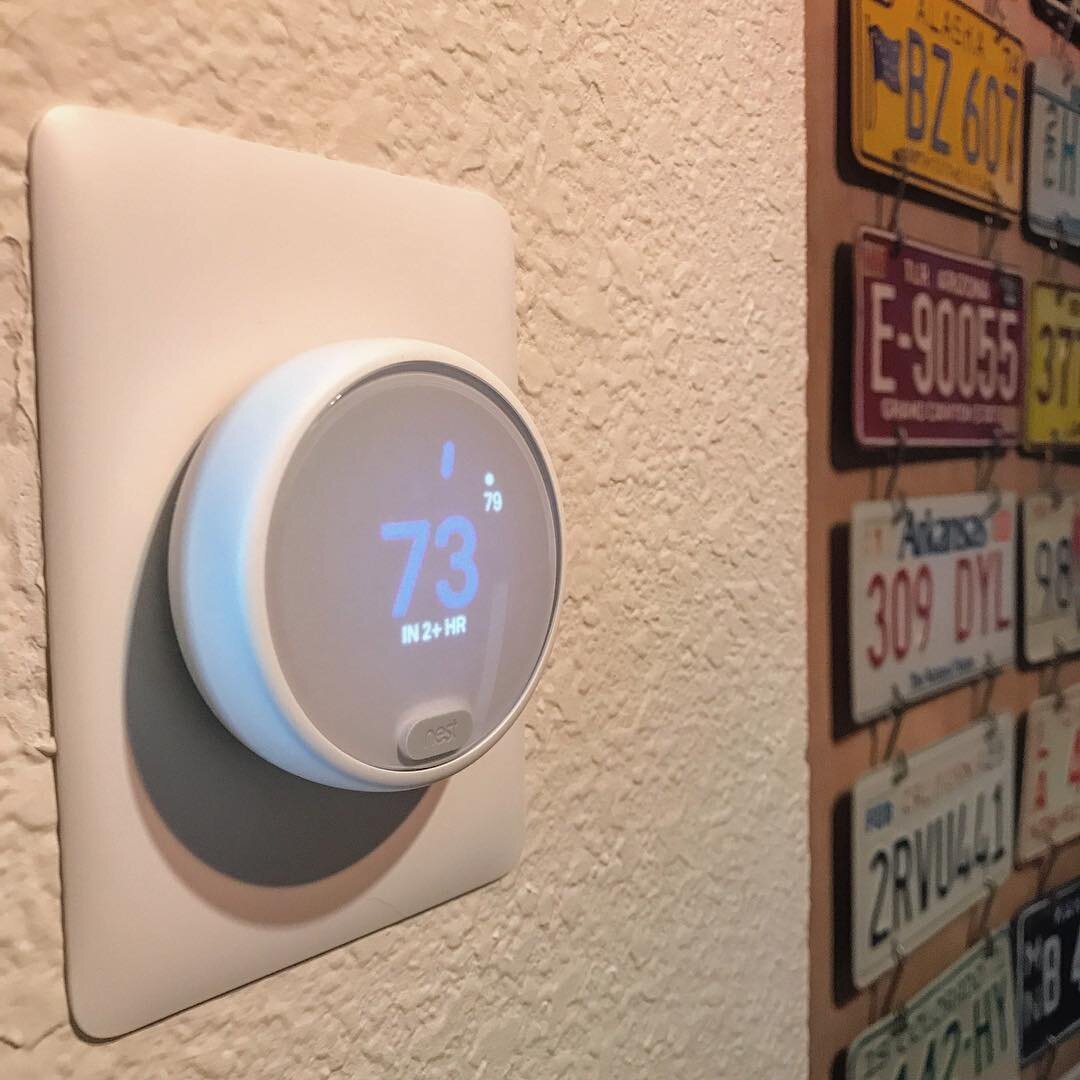 We&rsquo;re feeling really cool 😎 around here! Wanna known why?? &lsquo;Cause we just installed our new @nest thermostat!! Ohhh yeahhh.. we&rsquo;ve been waiting a long time for this! Thanks @airbnb for the cool #SuperHost partnership! We&rsquo;re o
