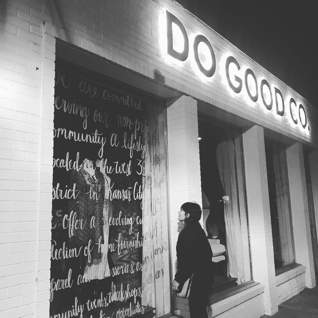 Took our #superfan aka mother-in-law window shopping at a really cool store this eve! Be sure you catch it on your visit to #KC! @do_good_kc
&bull;
&bull;
&bull;
#windowshop #39thStreet #KansasCity #DoGood #SocialGood #SocEnt