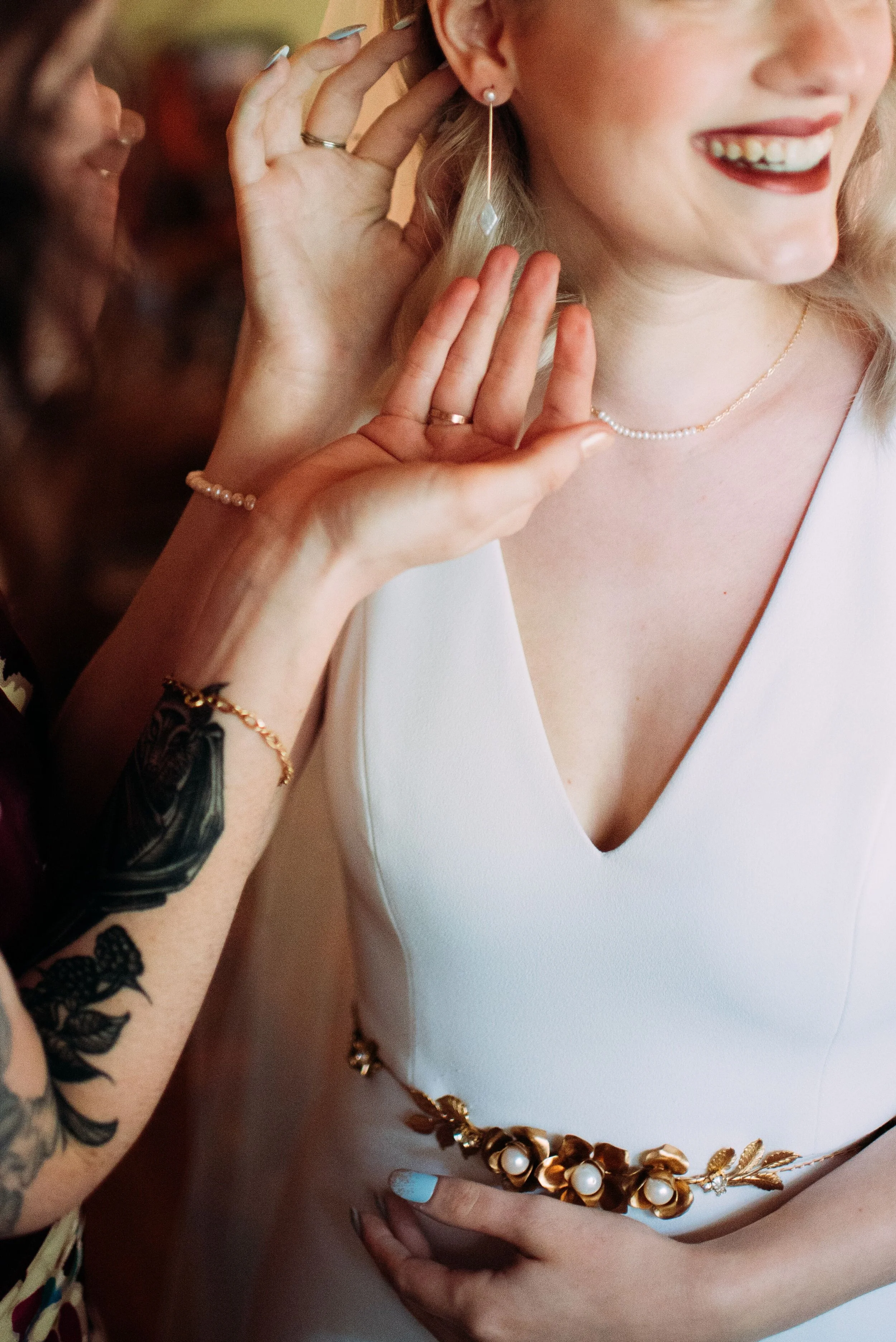  14k gold and fresh water pearl earrings for wedding day. Photographer: Veronica Varos 