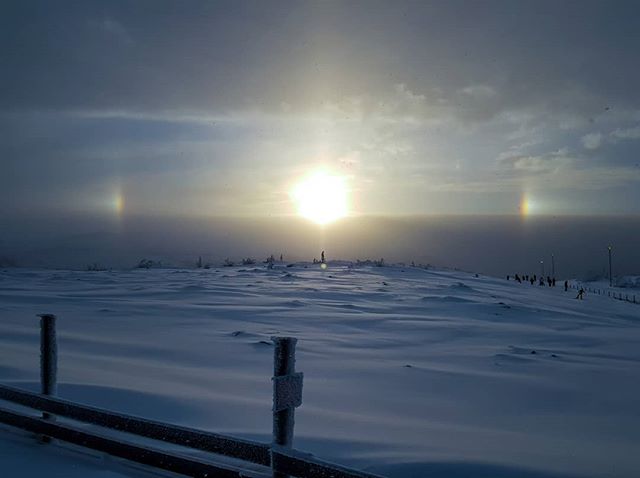 Sweet rainbow effect during sunrise over Vemdalsskalet! Left the camera at home so the phone had to do the job this time around!
#samsungs8plus #skiing #sunrise #winter #nature #missedmydslr