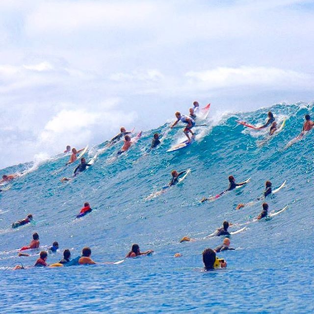 And I thought the traffic in L.A. was bad!!!! 🚗🚕🚙🚌🚒🚓🚛🚗🚕🛵🚛🚓🚗🚙🚌🚚 Team Rider Robin Johnston threading the needle. @rjsurfboards #supsurf #paddleboarding #paddle #paddlesurf #standuppaddle #stand_up_paddle #sup #trafficjam #standuppaddleb