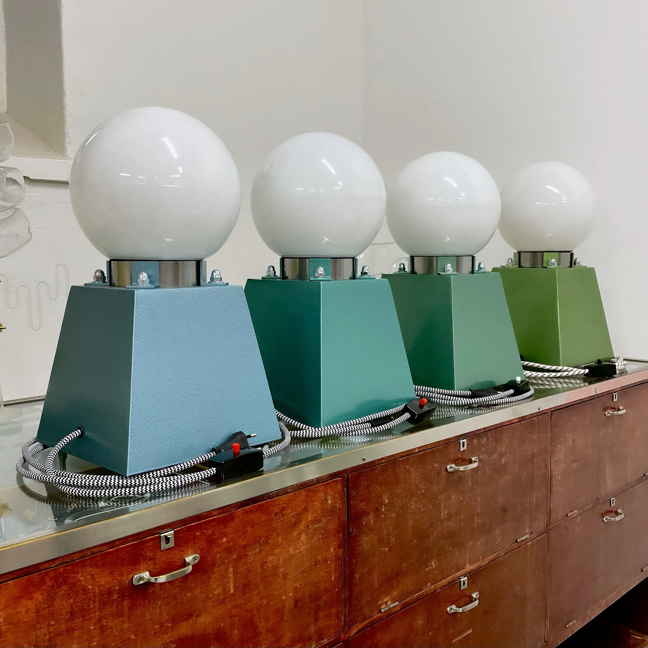 LAMPS IN SHADES OF HAMMERITE