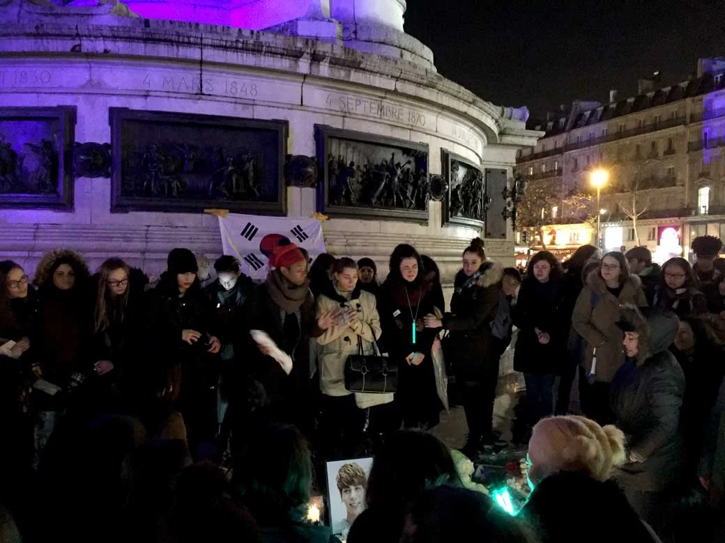 lavita-kim-jun-hyun-hommage-place-republique-paris-29-decembre-2017-B.JPG