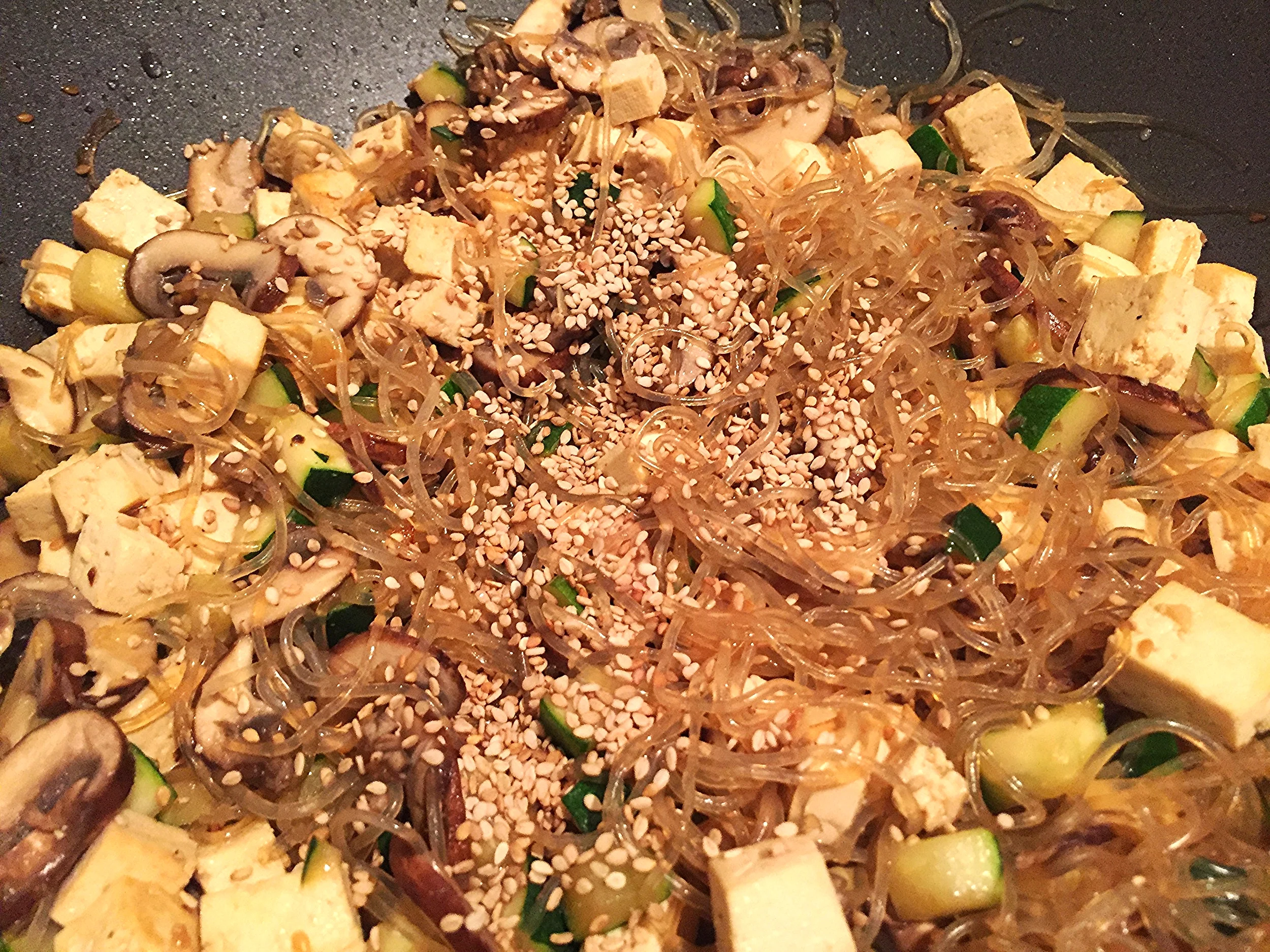 Stir-fried kelp noodles, vegetables and tofu