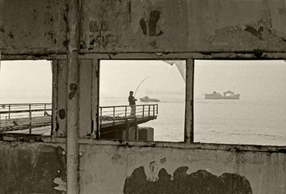 Luís Barreira Pescador no Cais do Sodré, 1982 fotografia Gelatin-Silver Print 24x30 cm