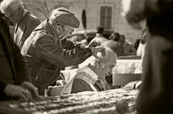 Luís Barreira Barbeiro na Feira da Ladra, 1981 Fotografia Gelatin-Silver Print 18x24 cm