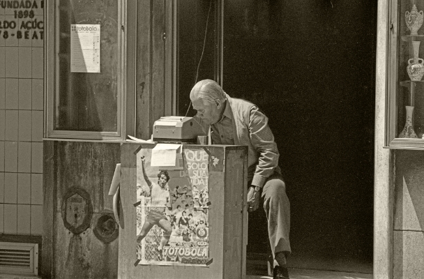 Luís Barreira "jogue no totobola", Baixa de Lisboa, 1982 Fotografia Gelatin-Silver Print 18x24 cm
