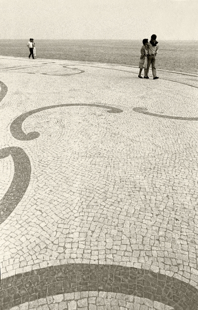 Luís Barreira "Couples", Marginal de Cascais, 1987 Fotografia Gelatin-Silver Print série: Street Photography arquivo: F_030_4585, 1987