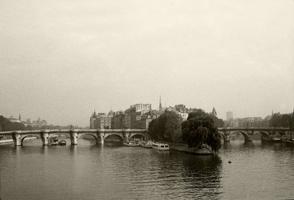 Luís Barreira île de la Cité , Paris, 1989 Fotografia Gelatin-Silver Print serie: street photography arquivo: F_064_6014, 1989
