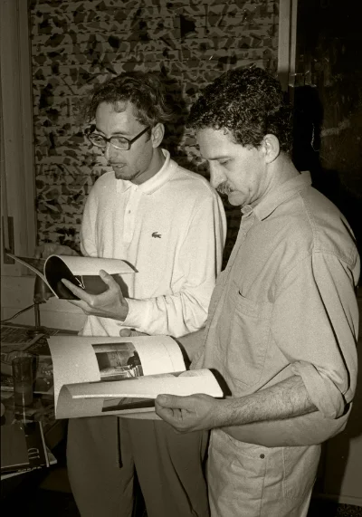 Luís Barreira António Palolo (1946-2000) Numa tertúlia artística em casa de Artur Amaro (esquerda da fotografia) no ano 1990. Fotografia Gelatin-Silver Print série: portraits