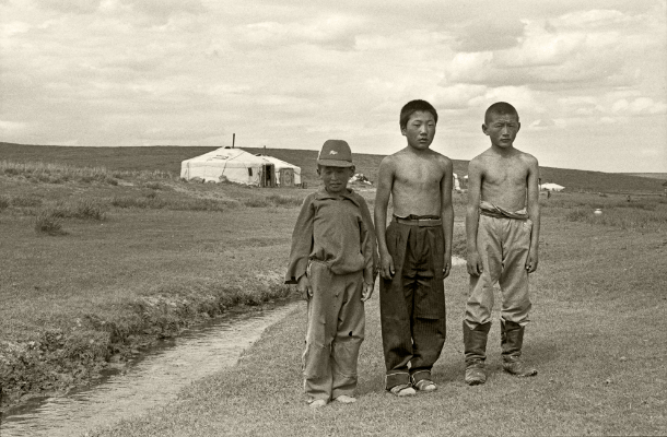 Luís Barreira 3 jovens mongóis, Mongólia, 1996 Fotografia Gelatin-Silver Print