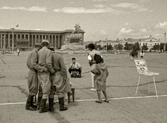 Luís Barreira Militares observam a fotografia, Ulan Bator, 1996 Fotografia Gelatin-Silver Print