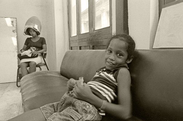 Luís Barreira Peluqueria, Havana, Cuba, 1997 Fotografia 30x40 cm Gelatin Silver print Série: CUBA'97 Exposição em Galeria Imargem - Almada, 1999 Publicação em Livro (Depósito Legal 144 759/99) arquivo: F_312_7305, 1997