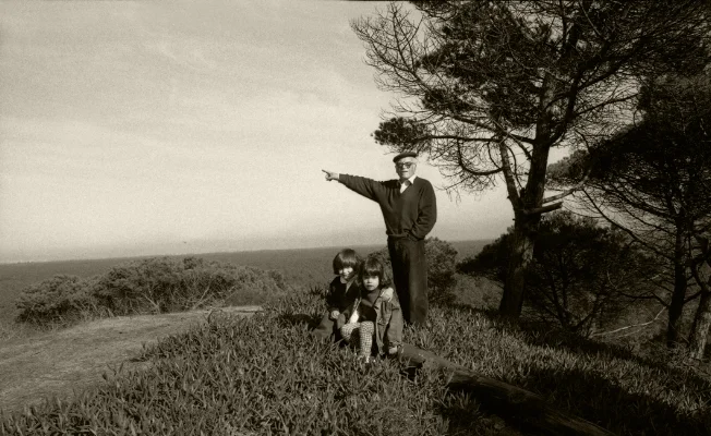 Luís Barreira Luís Barreira (avô) e netas ( Mariana e Rita) 1995 Arriba Fóssil - Almada Fotografia Gelatin Silver print