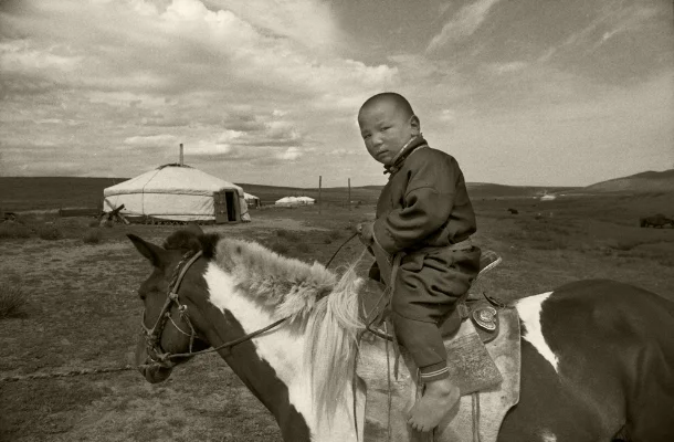 Luís Barreira "young knight in a landscape", 1996 Estepe mongol Fotografia Gelatin Silver print arquivo: F_231_12986, 1996