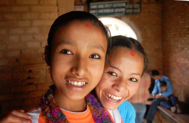 Luís Barreira youth girls, Nepal, 2008 Fotografia serie: street photography arquivo: 08_17_NIK_0664, 2008