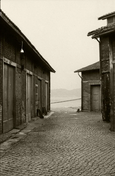Luís Barreira Armazéns no porto de Lisboa, 1984 Fotografia Gelatin Silver print arquivo: F_016_4232, 1984