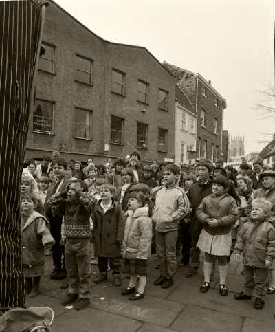 Luís Barreira Puppets Show, 1987 York - UK Fotografia Gelatin Silver print arquivo: #036_4967, 1987