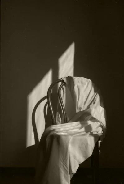 Luís Barreira Cadeira ( Michel Thonet ), 1984 fotografia Gelatin Silver print arquivo: 103_5496, 1984