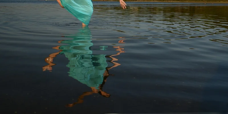 Luís Barreira Dancing in the water, 2015 performed by Mariana Cavique fotografia série: arquivo: 09_0677, 2015
