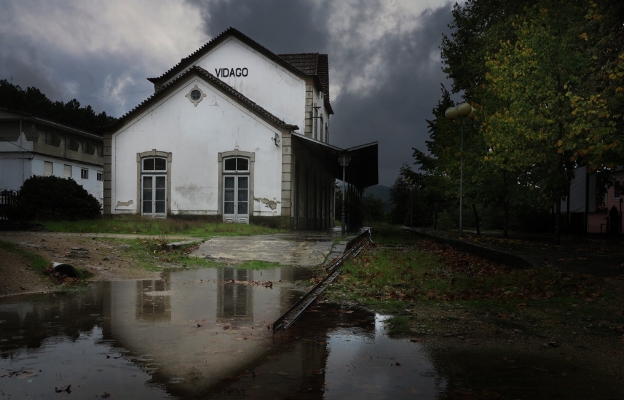 Luís Barreira Estação de Comboio, vidago, 2013 Fotografia série: "quando estas árvores se desnudam descobrem as minhas raízes" arquivo: 10_3307, 2013