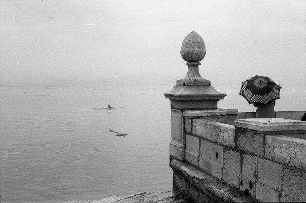 Luís Barreira Cais das Colunas - Praça do Comércio - Lisboa, 1991 Fotografia Gelatin Silver Print série: street photography Publicada: Revista Cáritas - série II, nº 9 - dezembro 2015
