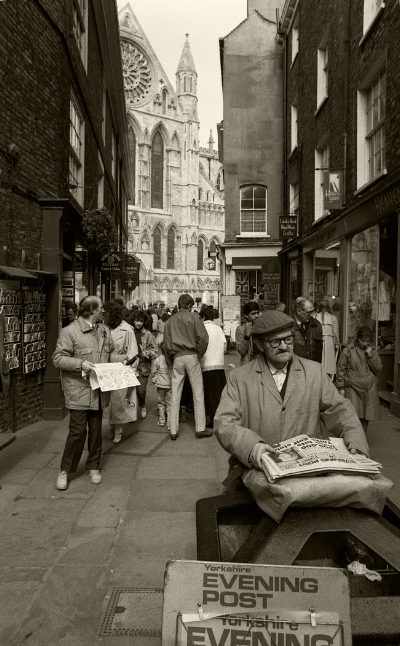 Luís Barreira Evening Post York, UK, 1988 Fotografia Gelatin Silver print série: street photography arquivo: F_037_4982, 1988