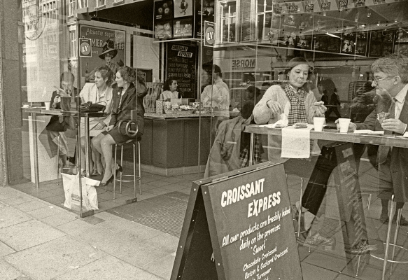 Luís Barreira " croissant express ", 1988 London Fotografia Gelatin Silver print Série: street photography arquivo: F_038_5048, 1988