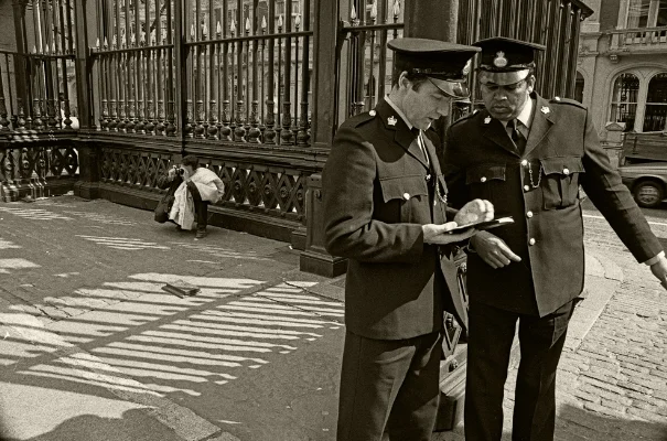 Luís Barreira Guards, 1988 British Museum London Fotografia Gelatin Silver print serie: street photography arquivo: F_038_5054, 1988