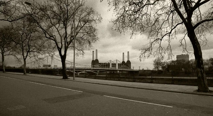 Luís Barreira Battersea Power Station London, 1988 Fotografia Gelatin Silver print serie: street photography arquivo: F_040_5110, 1988