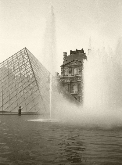 Luís Barreira Louvre, 1989 Paris Fotografia Gelatin Silver print série: street photography arquivo: F_060_5850, 1989
