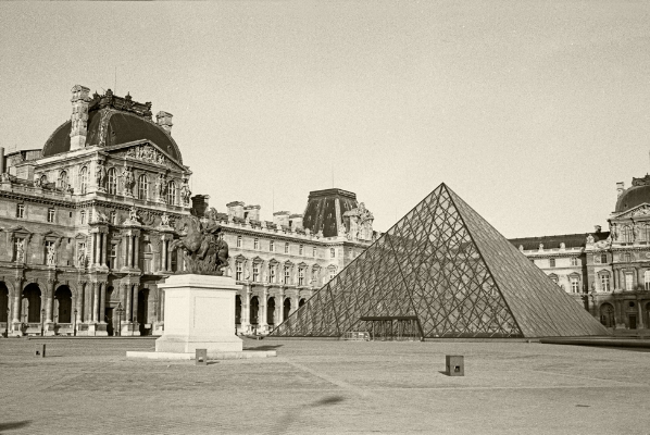 Luís Barreira Piramide , 1989 Louvre - Paris Fotografia Gelatin Silver print série: street photography arquivo: F_061_5908, 1989