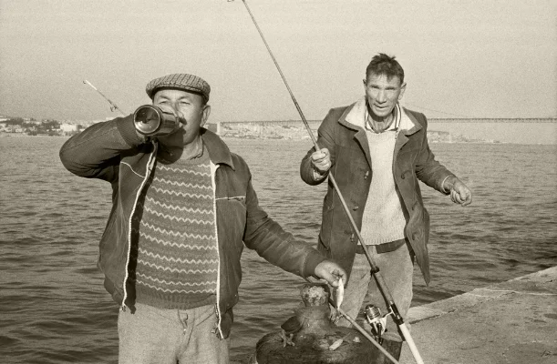 Luís Barreira Pescadores Cacilhas - Almada, 1991 Fotografia Gelatin Silver print serie: street photography arquivo: F_118_9547, 1991
