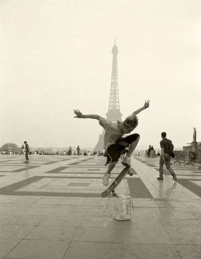 Luís Barreira La Tour Eiffel , 1989 Paris Fotografia Gelatin Silver print série: street photography arquivo: F_069_6201, 1989