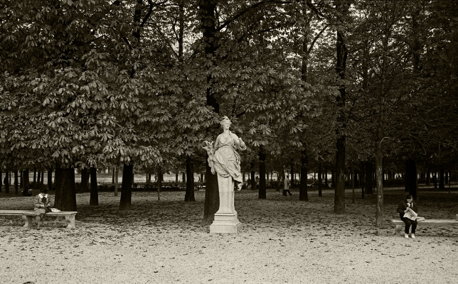 Luís Barreira Jardin de Tuileries , 1989 Fotografia Gelatin Silver print serie: street photography arquivo: F_064_6006, 1989