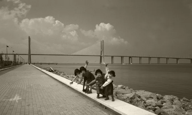Luís Barreira "Bailarinas", 1998 Parque das Nações - Lisboa Catarina, Inês, Rita e Mariana Fotografia arquivo: F_378_16827, 1998