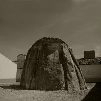 Luís Barreira Anta de Pavia, 2015 (transformada em capela de São Dinis) Fotografia serie: Megalíticos arquivo: 03_30_NIK_5383, 2015