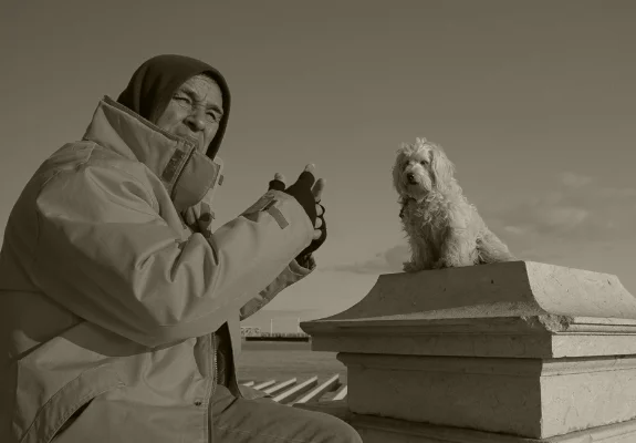 Luís Barreira velho e o cão, 2015 Lisboa Fotografia serie: street photography arquivo: 02_08_IMG_2648, 2015