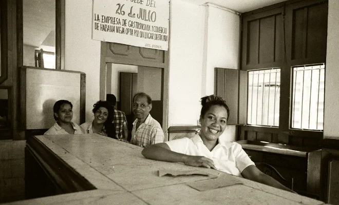 Luís Barreira "La Empresa" Havana, 1997 Fotografia Gelatin Silver print Série: CUBA'97 Exposição na Galeria Imargem - Almada, 1999 Publicação em Livro (Depósito Legal 144 759/99) arquivo: F_315_7391, 1997