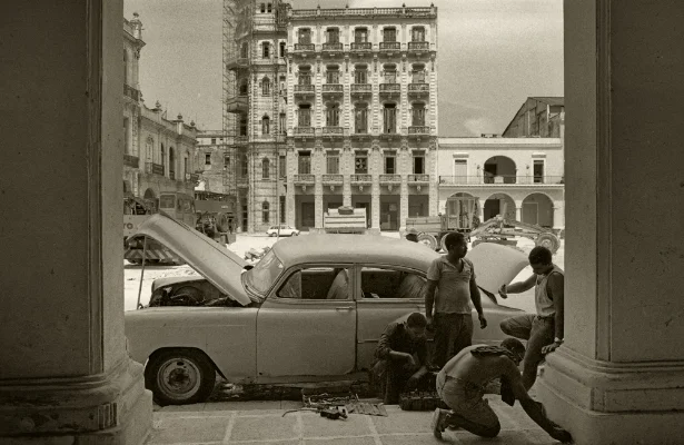 Luís Barreira Mecânico Havana, 1997 Fotografia Gelatin Silver print Exposição na Galeria Imargem - Almada, 1999 Publicação em Livro (Depósito Legal 144 759/99) arquivo: F_311_7270, 1997
