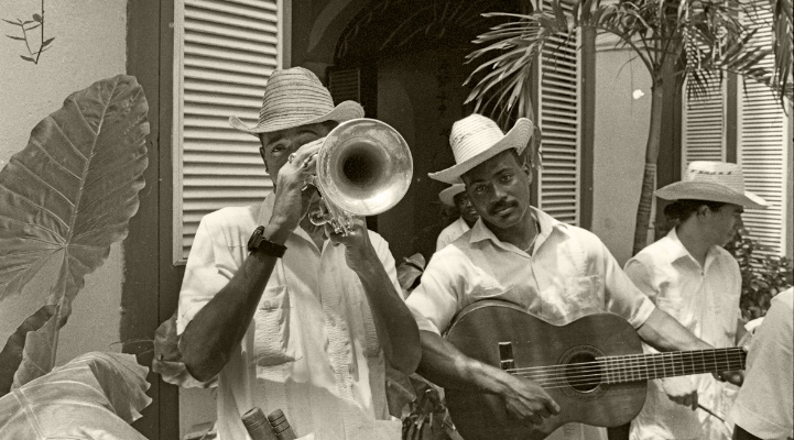 Luís Barreira "Los Habaneros" Havana, 1997 Fotografia Gelatin Silver print Série: CUBA'97 Exposição na Galeria Imargem - Almada, 1999 Publicação em Livro (Depósito Legal 144 759/99) arquivo: F_311_7257, 1997