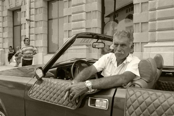 Luís Barreira Taxi - Havana, 1997 Fotografia Gelatin Silver print Série: CUBA'97 Exposição na Galeria Imargem - Almada, 1999 Publicação em Livro (Depósito Legal 144 759/99) arquivo: F_311_7262, 1997